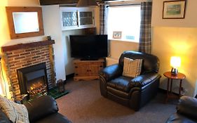 Mena Cottage, Cosy Country And Quaint.